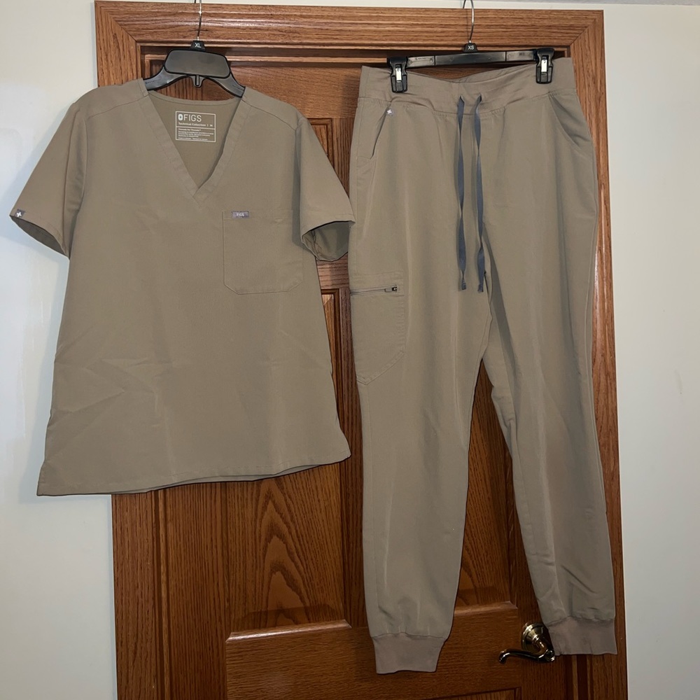 FIGS High-Waisted Zamora Scrub Set in Latte